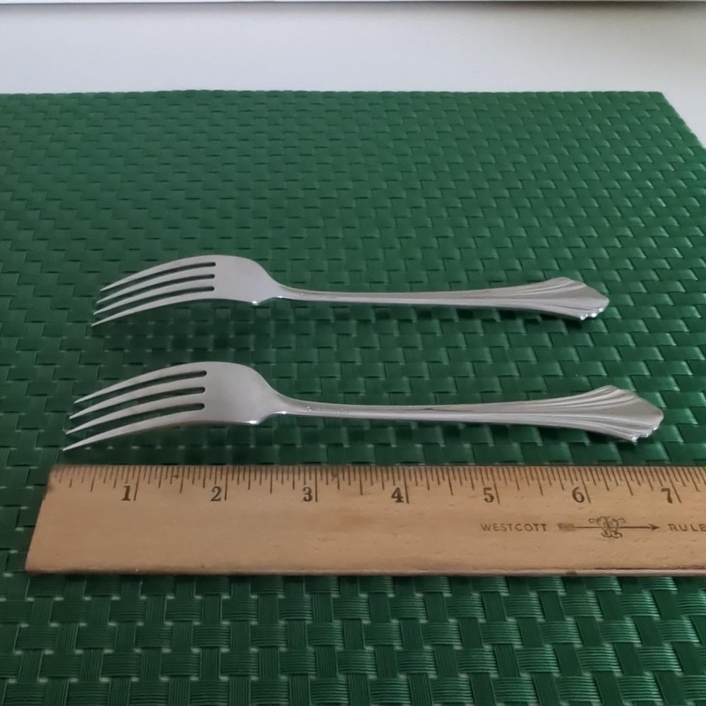 Oneida BANCROFT Dinner Forks Set Lot of 2 Stainless Flare Tip Ridged Glossy USA - Picture 6 of 8